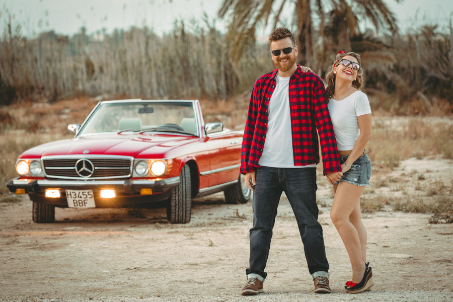 Pareja de novios en un Mercedes descapotable rojo