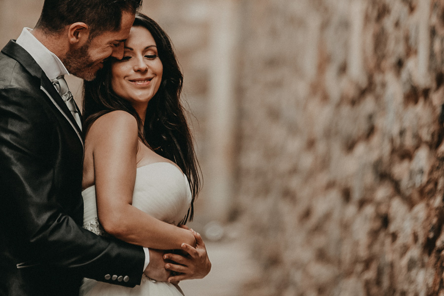 pareja se mira sonriendo
