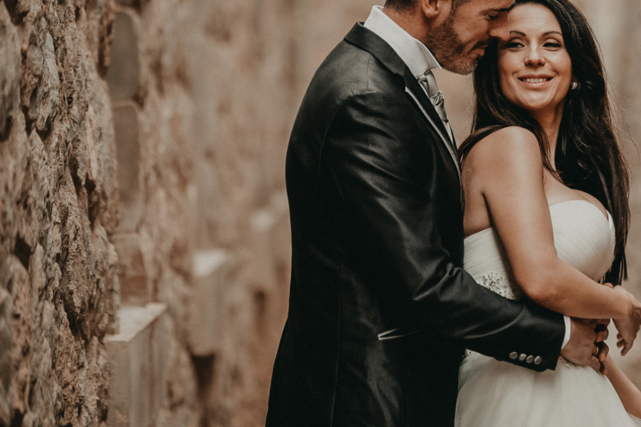 pareja abrazados dentro del castillo
