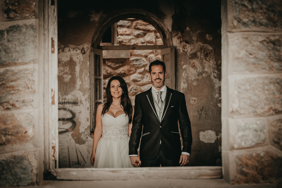 pareja en la postboda en un castillo