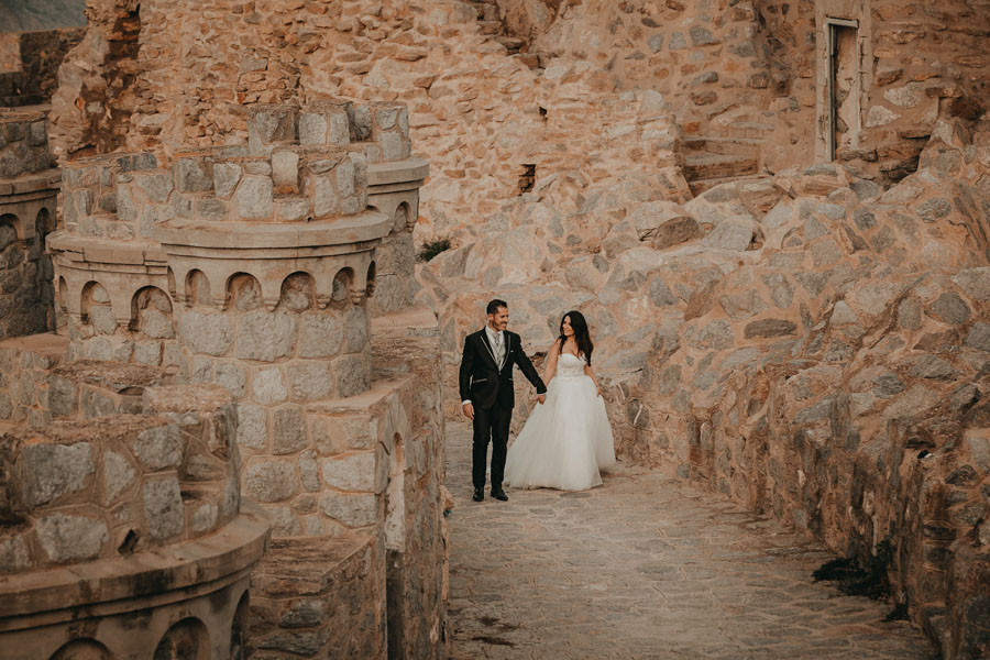  pareja de novios caminando