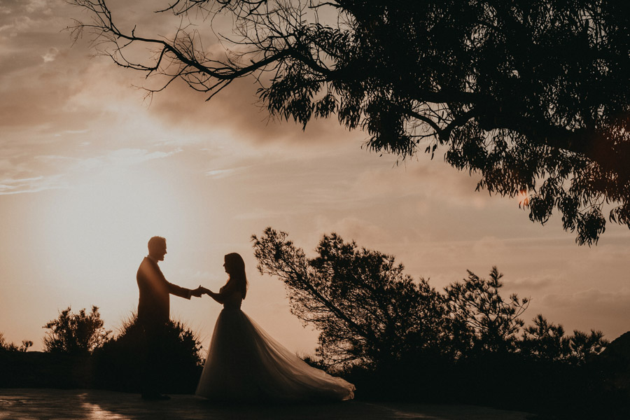 silueta de novios al atardecer
