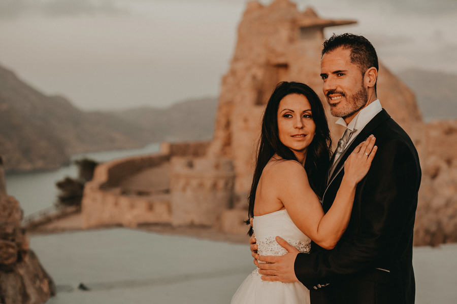 elopement en un castillo rodeado de agua