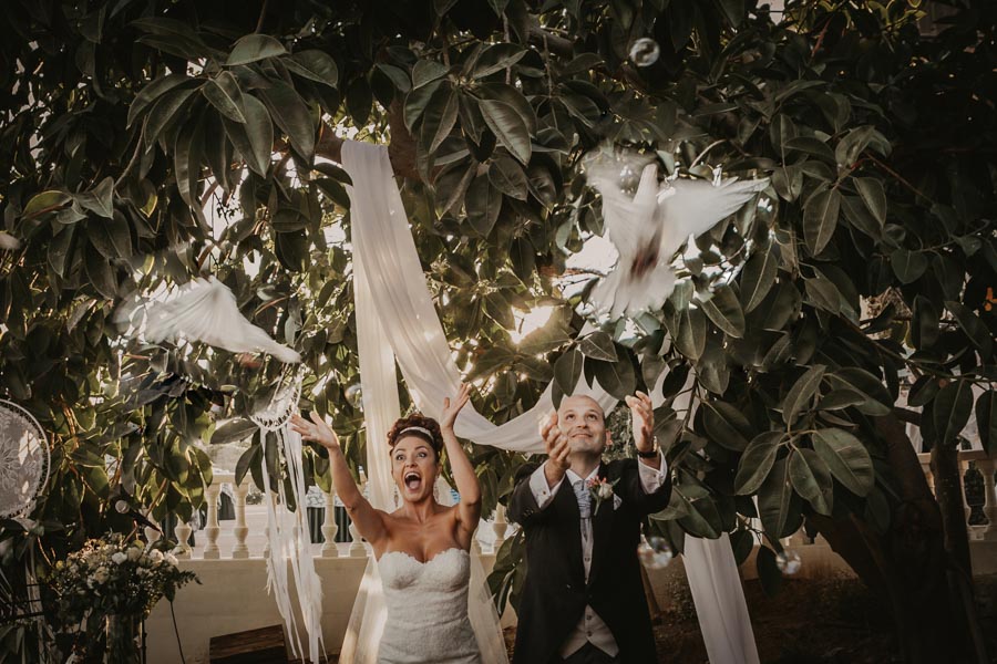 fin de la ceremonia de la boda con pétalos y arroz