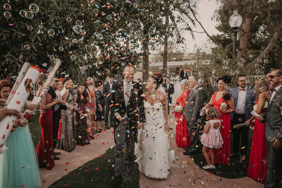 fin de la ceremonia de la boda con pétalos y arroz