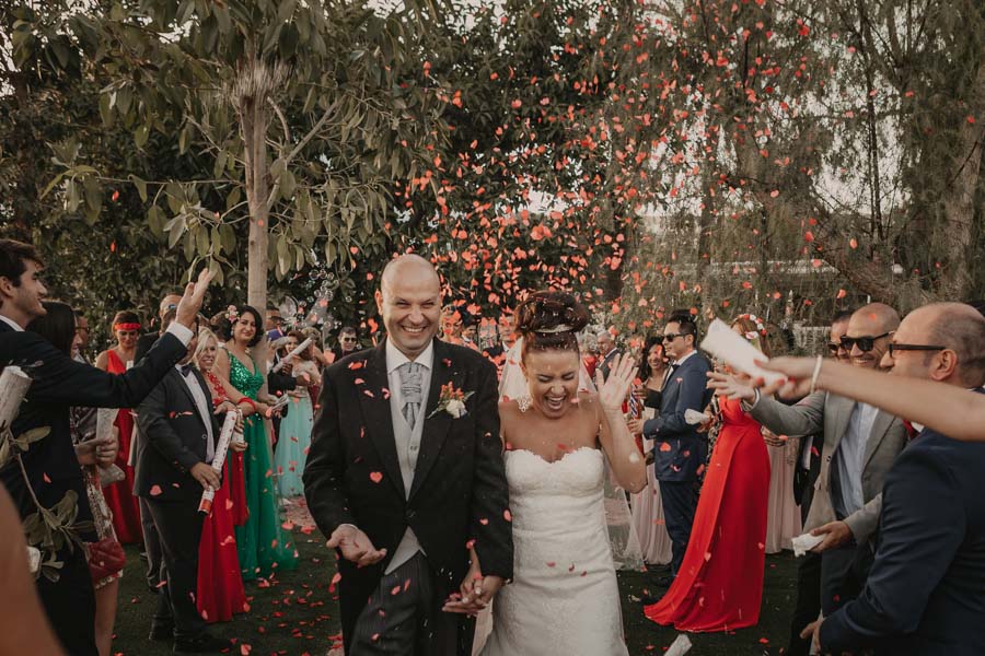 fin de la ceremonia de la boda con pétalos y arroz