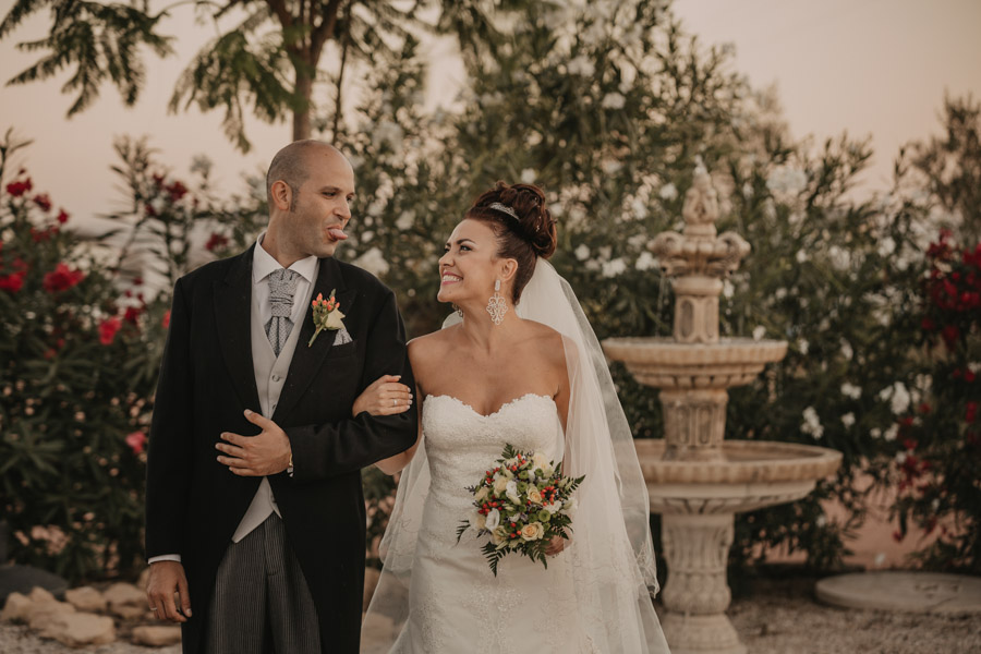 los novios solos paseando por Villa María Bonita