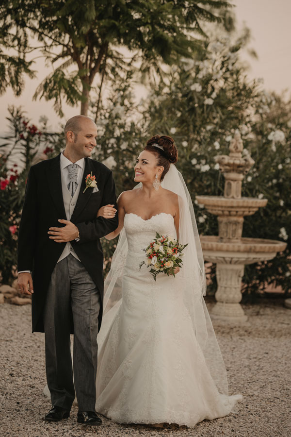 los novios solos paseando por Villa María Bonita