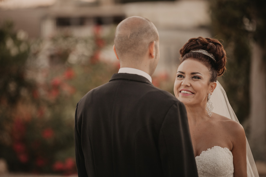 los novios solos paseando por Villa María Bonita