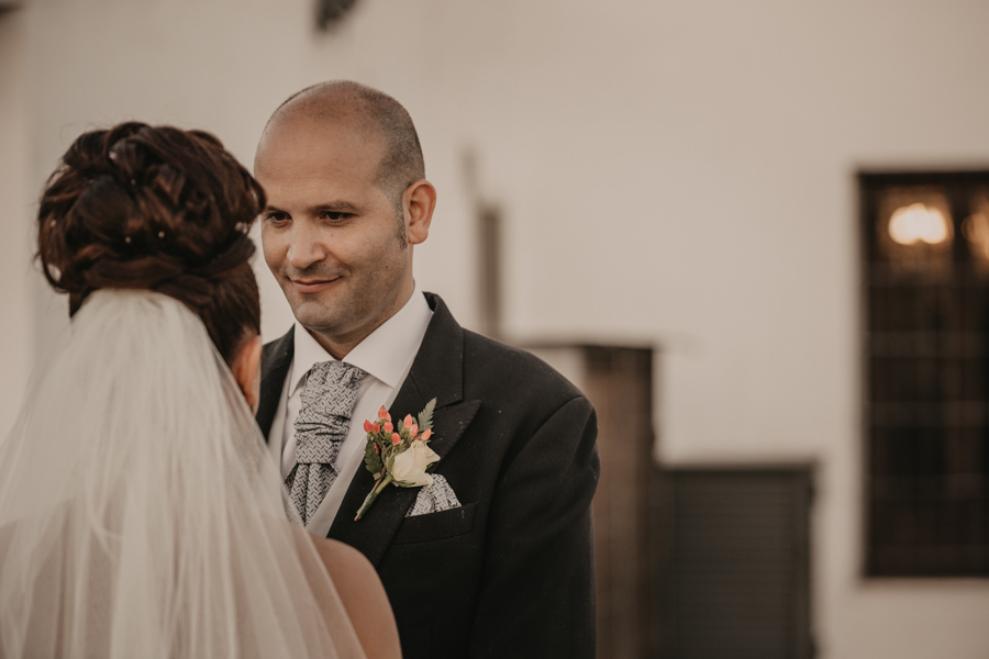 los novios solos paseando por Villa María Bonita