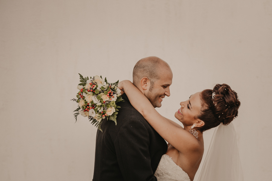 los novios solos paseando por Villa María Bonita