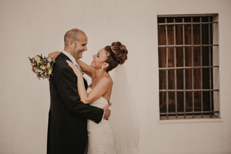 los novios solos paseando por Villa María Bonita