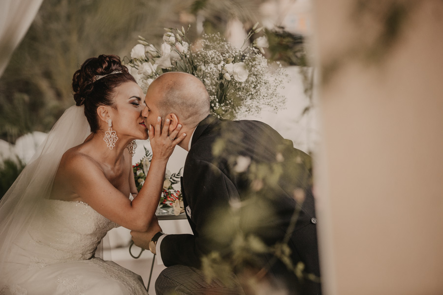 los novios solos paseando por Villa María Bonita