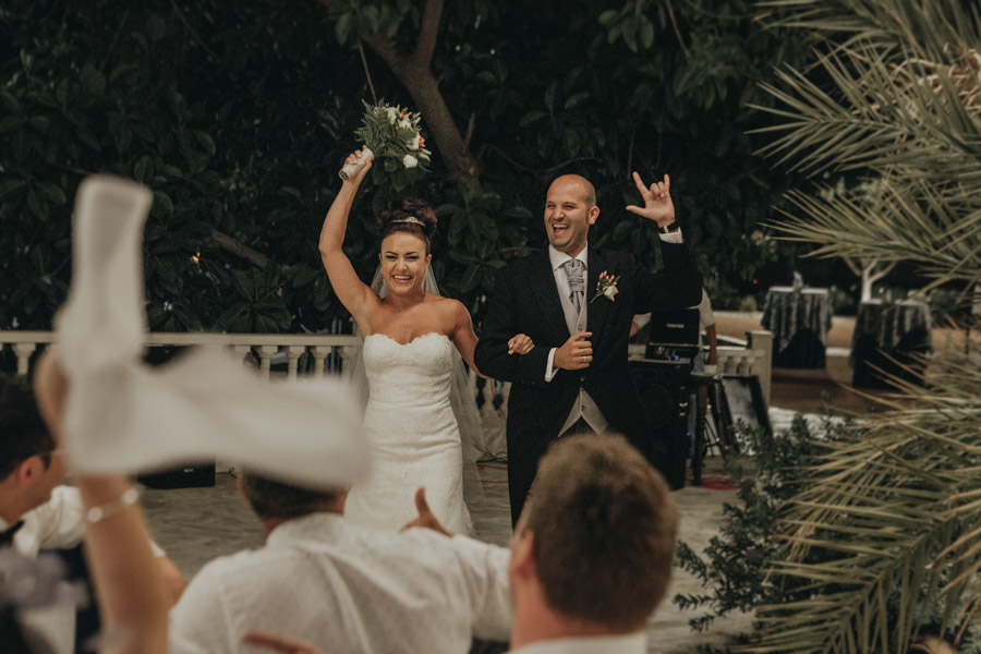 entrada de los novios a la boda