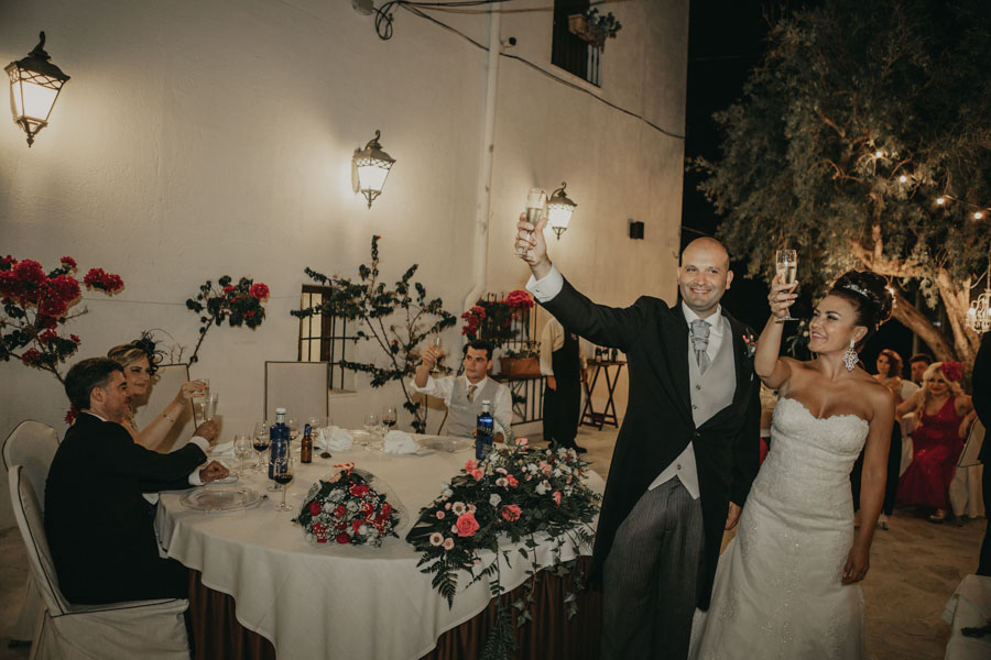 entrada de los novios a la boda